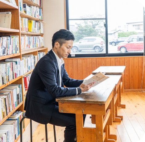 レオマネジメントサポートの汐中さんが本を読んでいる写真